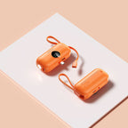 🧡2-in-1 Mini tragbares Ladegerät 🔋 | Integriertes USB-C-Kabel, Digitalanzeige, ultrakompakte Powerbank mit Taschenlampe